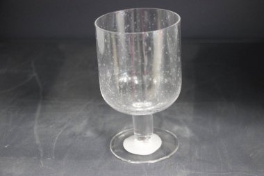 Siyah arka planı olan şarap kadehi.