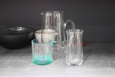 Masanın üzerinde farklı cam parçaları var..