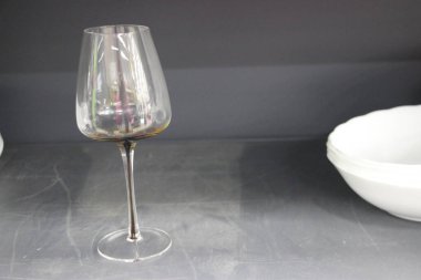 Beyaz arka planda şarap bardakları ve şarap bardakları