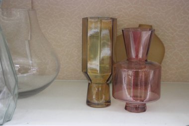 Mutfakta cam şişeler ve mum var.