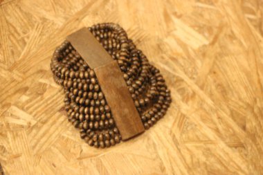 Siyah arkaplanı olan ahşap bir tahtanın yakın plan çekimi.