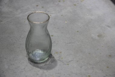 beyaz zemin üzerinde boş cam şişe