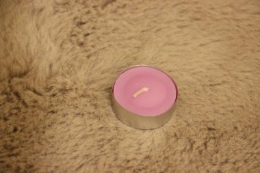 Mum şeklinde pembe bir mum.