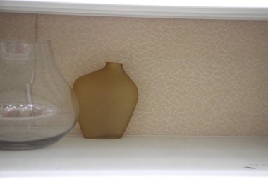 Bir kadeh şampanyayla bir vazonun yakın çekimi.