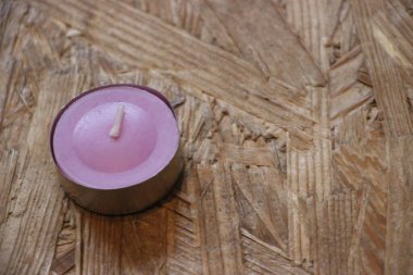 Ahşap masada mum şeklinde bir mum.