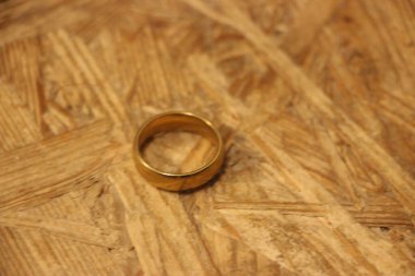 Altın alyans ahşap arka planda