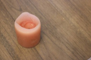 Mutfakta kırmızı ve beyaz bir mumun yakın plan çekimi.