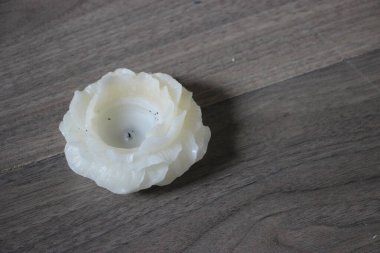 Ahşap arkaplanda beyaz mum