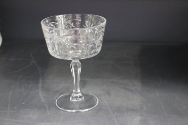 Siyah arka planda bir bardak şarap.