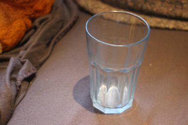 Yerde su bardağı var.