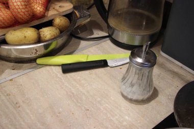 Mutfakta bir bıçak ve karabiber ile ahşap kesim tahtasının yakın çekimi.