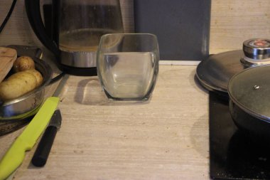 Gaz ve mutfak gereçleri ile bir soba pişirmek