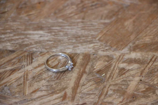 Ahşap arka planda alyanslar