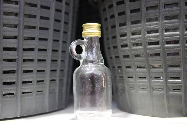 Cam şişede bir şişe şampanya.