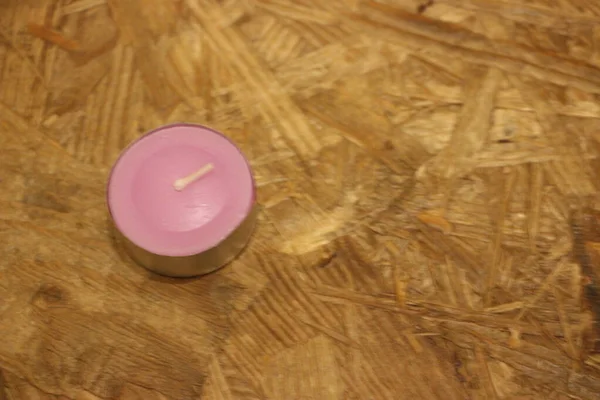 Ağaçta yanan mum..