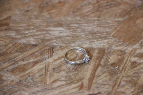 Alyanslar ve alyanslar masada duruyor.