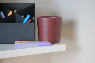 Renkli kalemlerin kitaplarla dolu bir kutuda yakın çekimi.