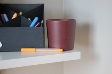 Masanın üzerinde farklı kırtasiye ve kalemlerin yakın plan çekimi