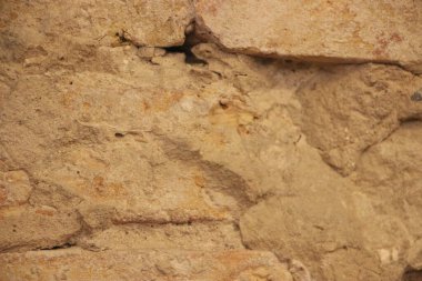 Dokulu kaya yüzeyi, doğal desenleri ve yakın çekim görünümlü toprak rengi tonlarıyla..