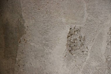 Yüzey değişiminin pürüzsüz ve pürüzsüz yamalarıyla soyut gri desenli duvar.