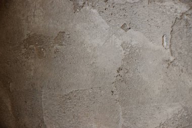 Açık gri tonları ve düz olmayan desenleri olan desenli beton duvar yüzeyine yakın çekim.
