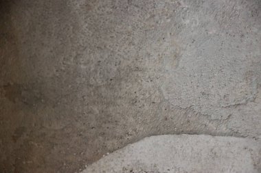 Renk ve desende ince değişikliklerle desenli beton duvar yüzeyi.