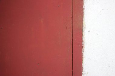 Görünür dokusu olan kırmızı ve beyaz duvar ve minimalist bir ortamda dikey bölünme..