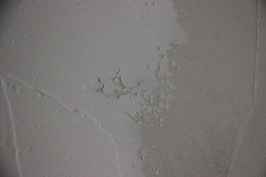 Işık yansımaları ve ince renk değişimleriyle desenli yüzey..