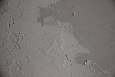 İnce desenleri ve varyasyonları olan desenli gri bir yüzeye yakın plan.