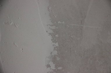 Gri ve beyaz dokularla kaplı yüzey aşınma ve yaşlanma belirtileri gösteriyor..