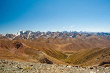 Dağların tepesindeki yüksek manzaralı Rocky geçidi. Sary Chelek Gölü, Sary-Chelek Celal Abad bölgesi, Kırgızistan, Orta Asya 'da yürüyüş yapan genç erkek ve kadınlar.