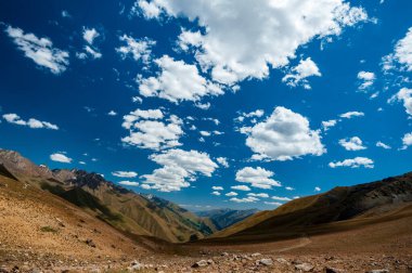 Dağların tepesindeki yüksek manzaralı Rocky geçidi. Sary Chelek Gölü, Sary-Chelek Celal Abad bölgesi, Kırgızistan, Orta Asya 'da yürüyüş yapan genç erkek ve kadınlar.