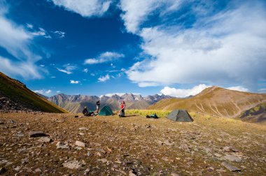 Dağ geçidinde kamp yapan bir grup yürüyüşçü. Tırmanışçılar, Sary Chelek Gölü, Sary-Chelek Celal Abad Bölgesi, Kırgızistan, Orta Asya 'da Trek gezisi yakınlarında çadır kurdular..