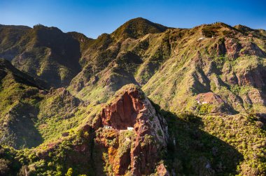 Evler kayaya çarpar. Tropikal ada Tenerife 'deki güzel dağ manzarası, İspanya' daki Kanarya. Anaga dağları. Tenerife 'deki Anaga Dağı, İspanya, Avrupa. Resimli yerler