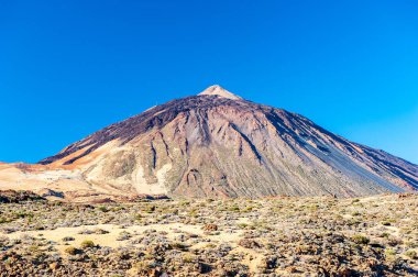 Mavi gökyüzüne karşı volkan del Teide 'nin silueti. El Teide Ulusal Parkı 'ndaki Pico del Teide Dağı. Tenerife, Kanarya Adaları, İspanya