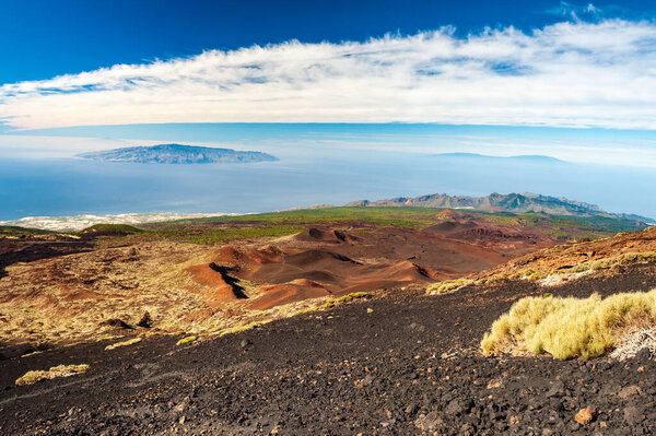 пустынные горы, канарейные острова Ла Гомера и Эль hierro в море от Пико-дель-Тейде горы в Эль-Тейде национального парка. Тенерифе, Канарейные острова, Испания