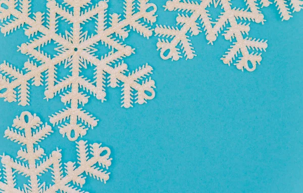Kerst Wintercompositie Patroon Van Witte Sneeuwvlokken Een Blauwe Achtergrond Het — Stockfoto