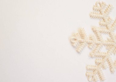 Noel ya da kış kompozisyonu. Beyaz arka planda beyaz kar taneleri deseni. Noel, kış, yeni yıl konsepti. Metin için boş boşluk.