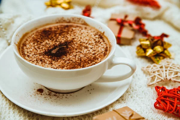 Kaffee Auf Dem Hintergrund Einer Warmen Strickdecke Mit Geschenken Und — Stockfoto