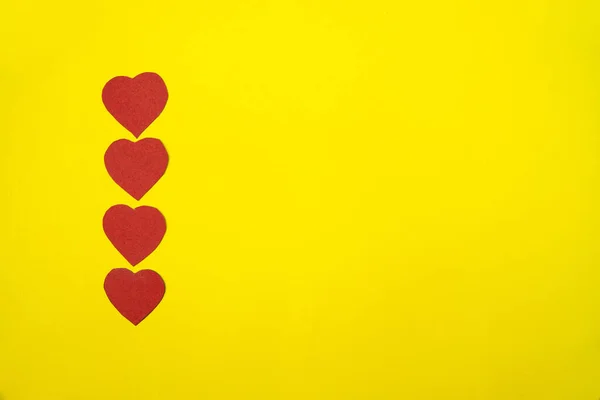 Coeurs en papier sur fond jaune.Carte de voeux Saint-Valentin. — Photo