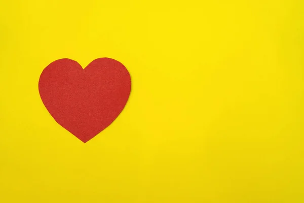 Coeur en papier sur fond jaune.Carte de voeux Saint-Valentin. — Photo