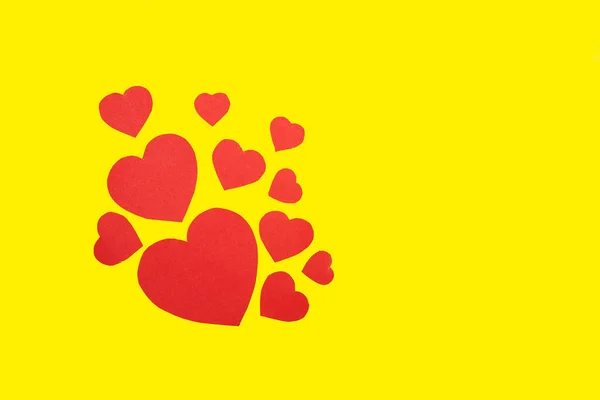 Papierowe Serca Żółtym Tle Walentynki Kartka Życzeniem Serce Wycięte Czerwonego — Zdjęcie stockowe