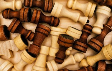 Satranç taşlarını yakından çek. Farklı isimlerin siyah ve beyaz figürleri. Masa oyunu. Strateji. Spor müsabakaları.