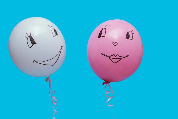 Deux Ballons Sur Fond Bleu Drôle Visage Est Dessiné Sur — Photo