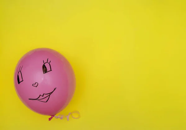 Рожева Куля Жовтому Тлі Ячі Намальовано Смішне Обличчя Очі Посмішка — стокове фото