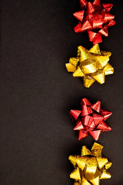 Arcos Regalo Encuentran Una Línea Sobre Fondo Negro Navidad Año —  Fotos de Stock