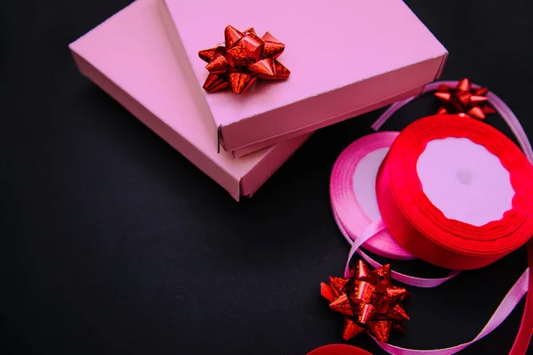 Sobre Fondo Negro Hay Cajas Regalo Color Rosa Junto Ella —  Fotos de Stock