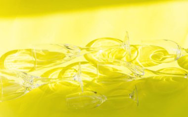 Sarı arka planda boş bardaklar, üst manzara.