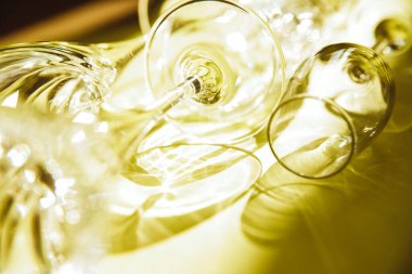 Sarı arka planda boş bardaklar, üst manzara.