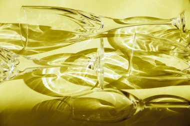 Sarı arka planda boş bardaklar, üst manzara.